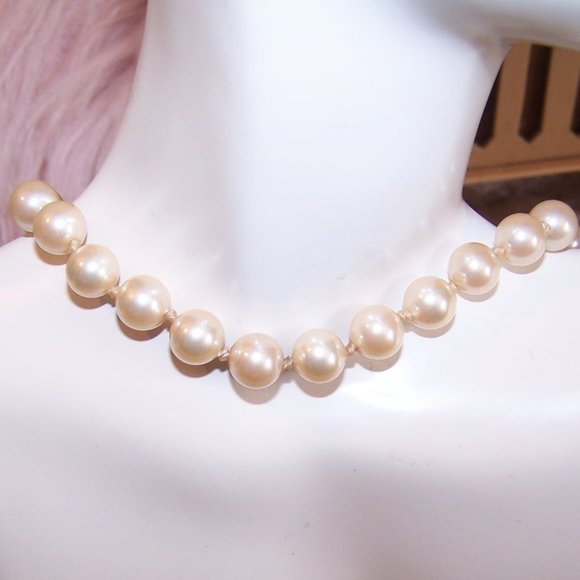 Vintage Strand of 7.5mm Glass Pearls - Yellow Gold Metal Catch - Picture 1 of 4